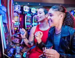 Pengalaman bermain sportsbook, slot online, dan live casino di fb168 dengan akses mobile seru dan mudah